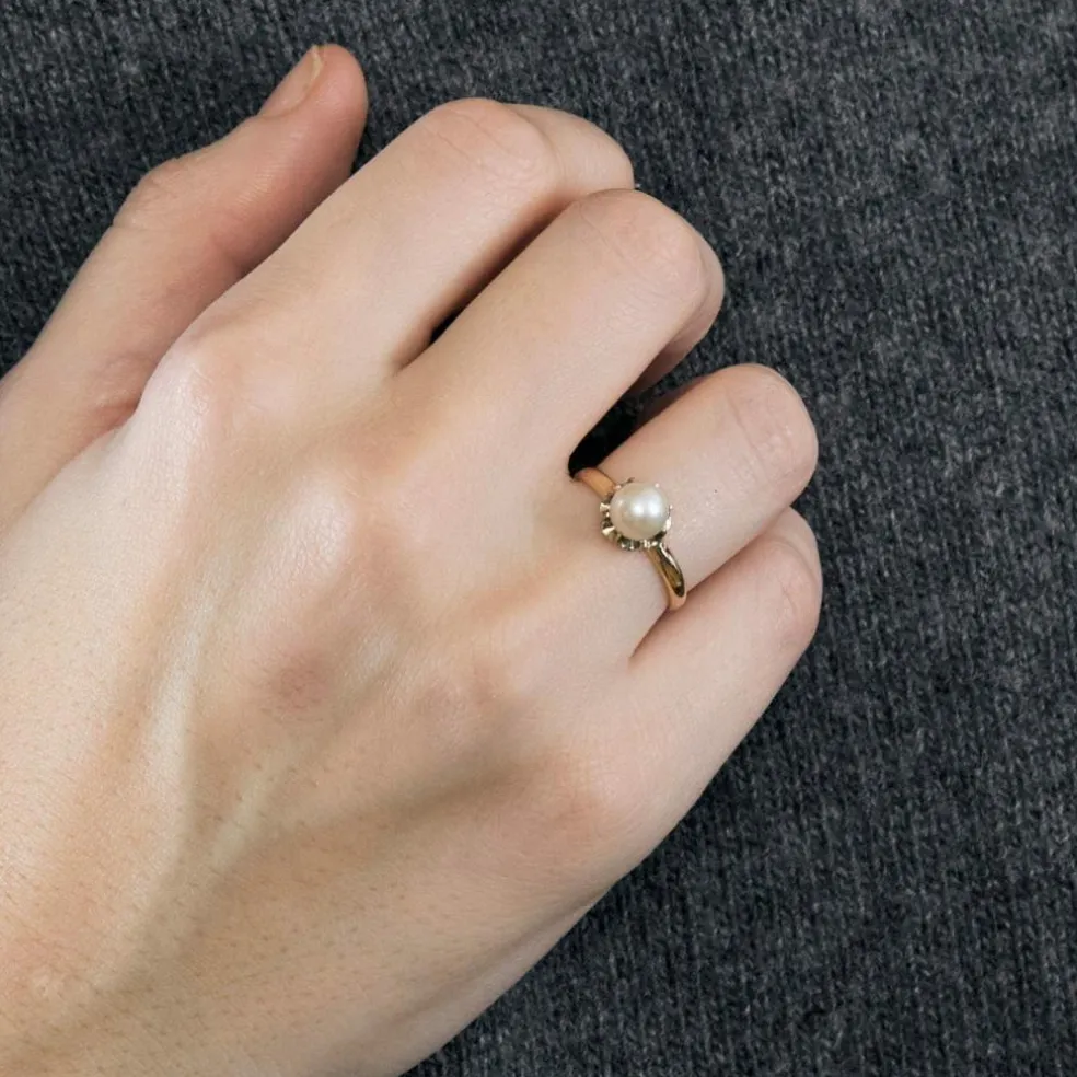 Bague ancienne style solitaire en or rose et perle 6mm.