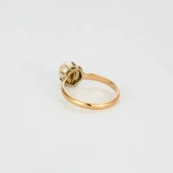 Bague ancienne style solitaire en or rose et perle 6mm.