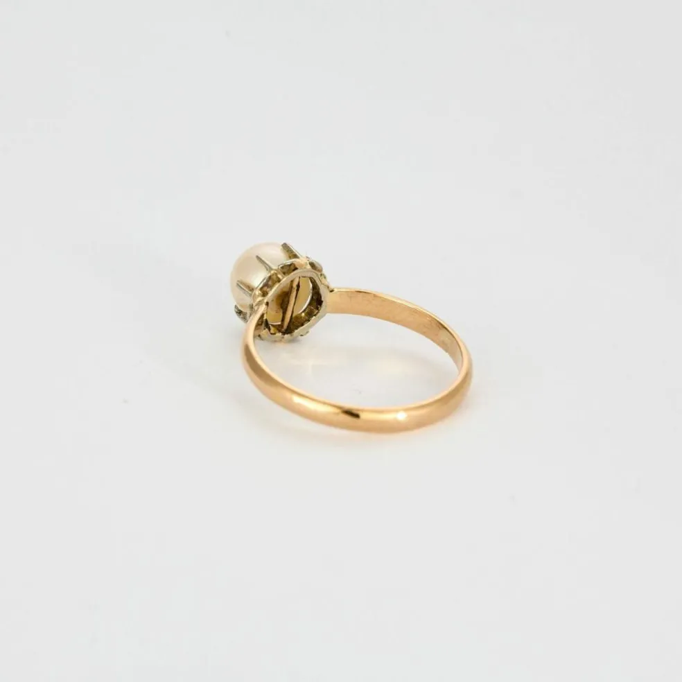 Bague ancienne style solitaire en or rose et perle 6mm.