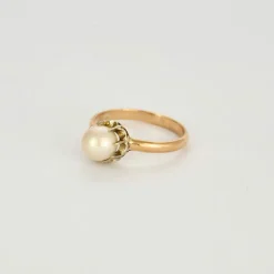 Bague ancienne style solitaire en or rose et perle 6mm.