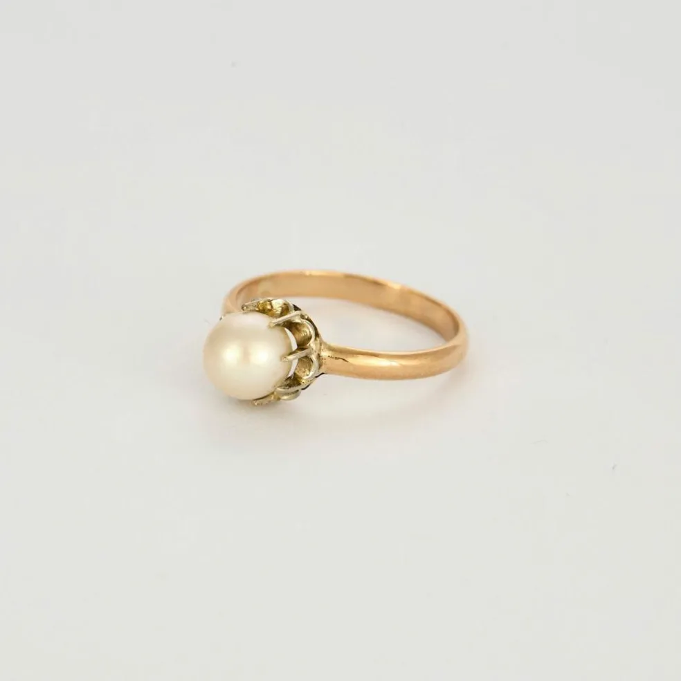 Bague ancienne style solitaire en or rose et perle 6mm.