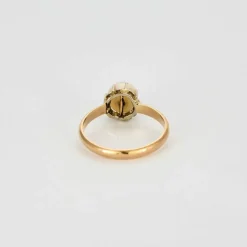 Bague ancienne style solitaire en or rose et perle 6mm.