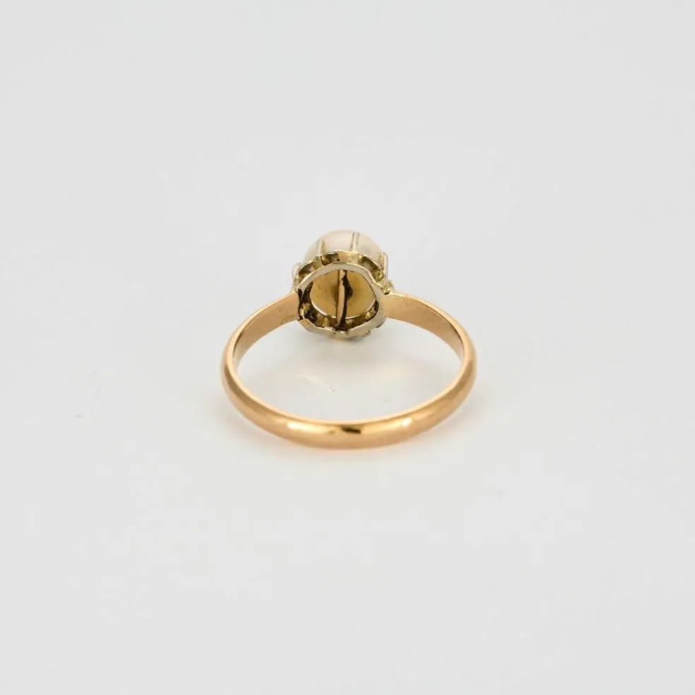 Bague ancienne style solitaire en or rose et perle 6mm.