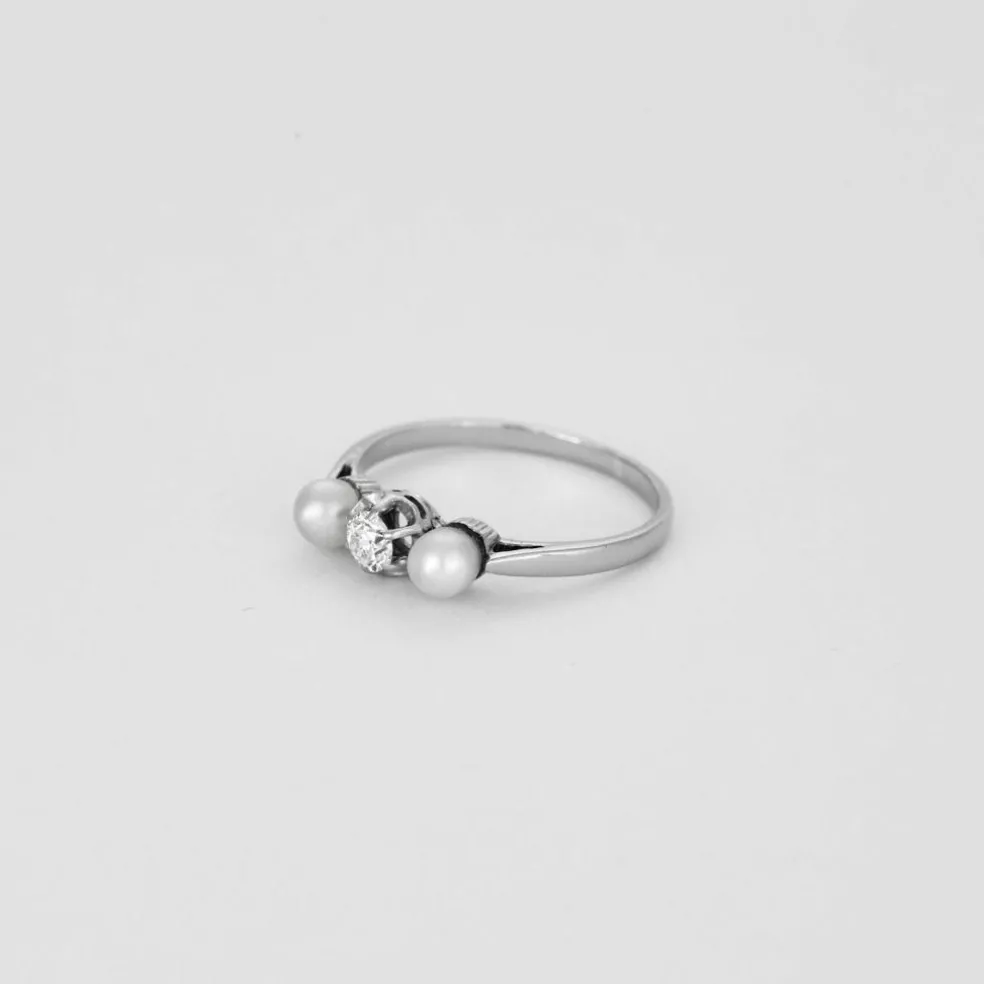 Bague ancienne trilogie 1 diamant et 2 perles