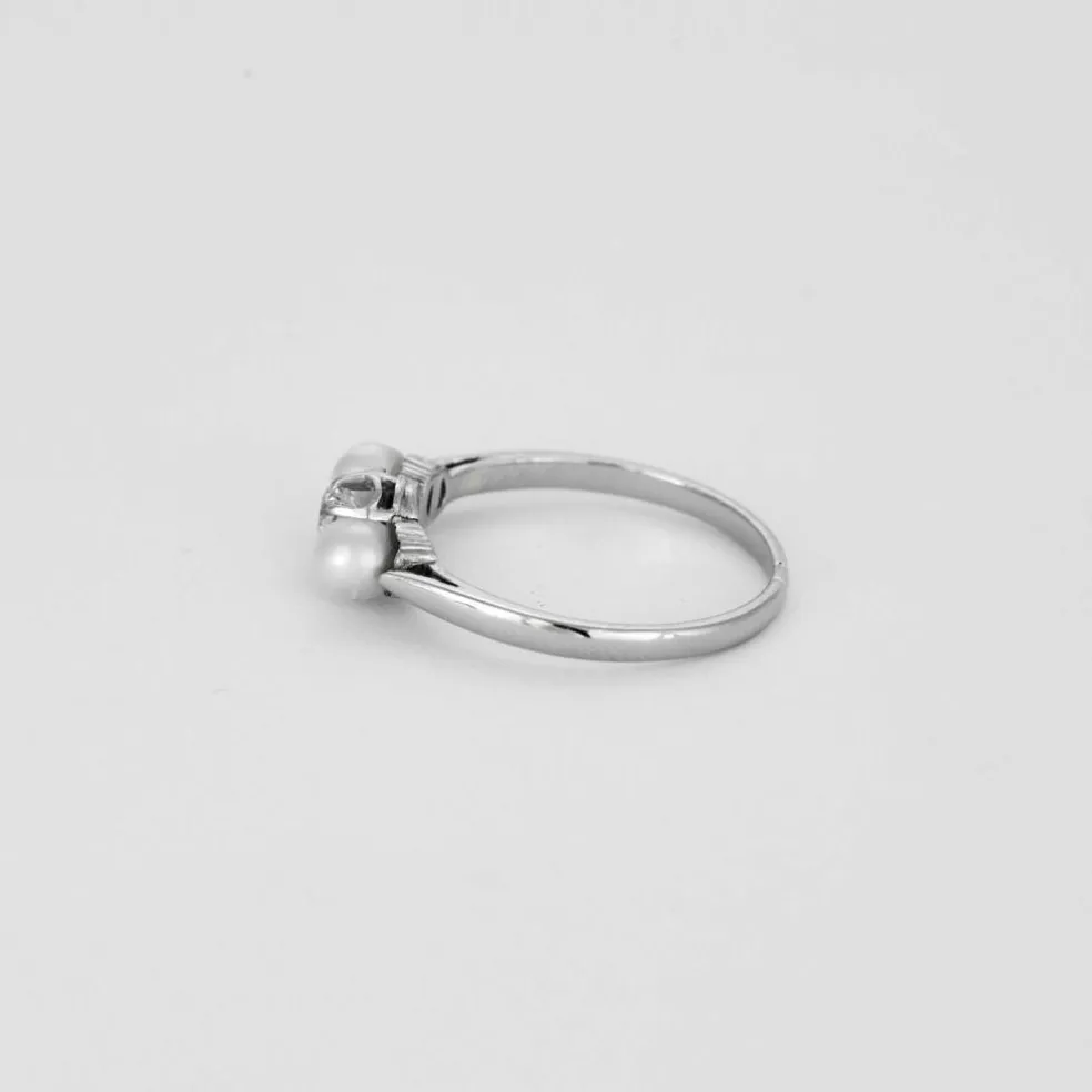 Bague ancienne trilogie 1 diamant et 2 perles