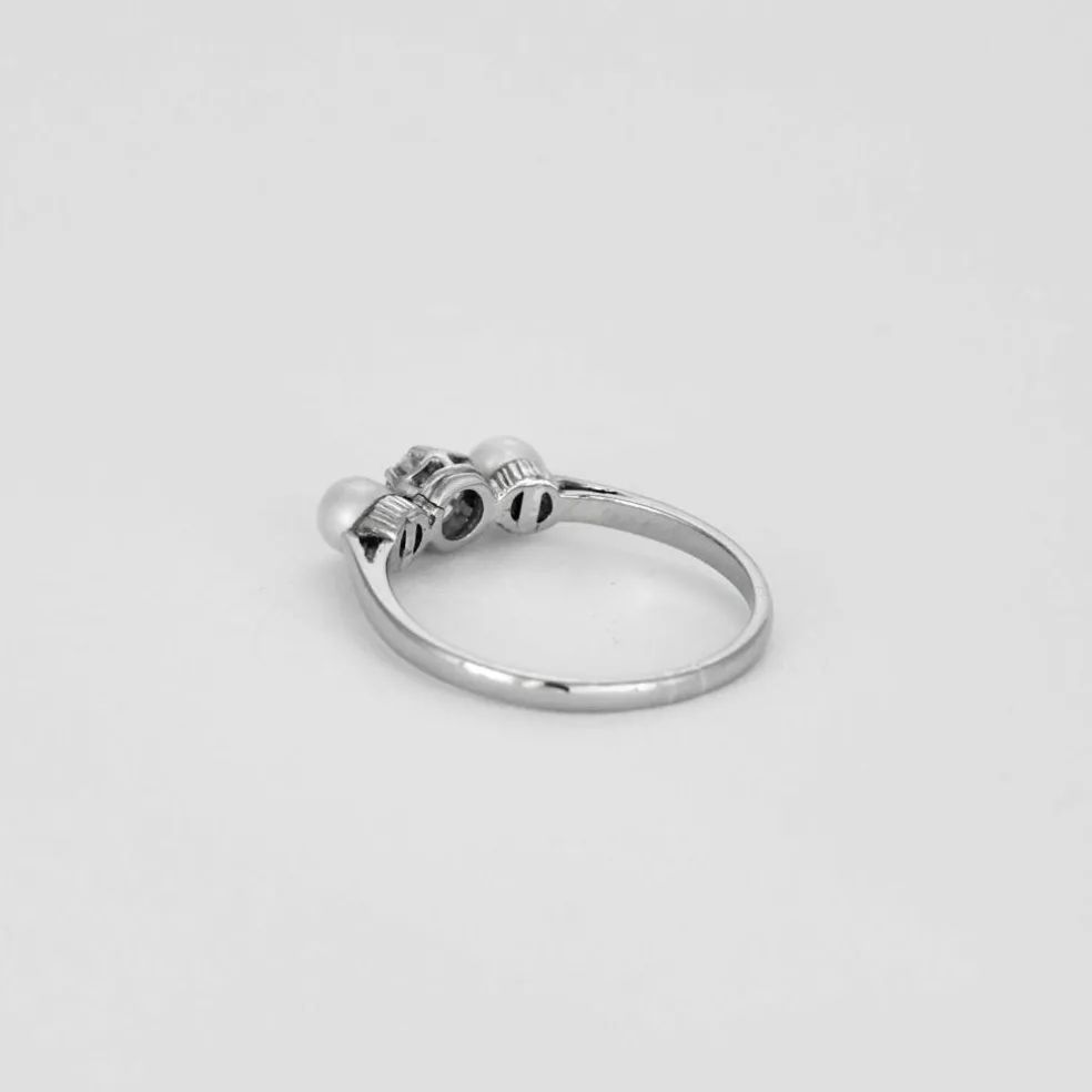 Bague ancienne trilogie 1 diamant et 2 perles
