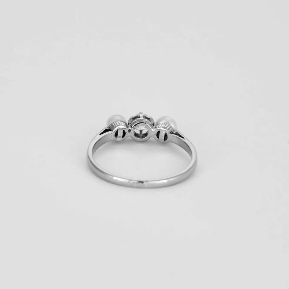 Bague ancienne trilogie 1 diamant et 2 perles
