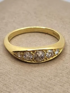 Bague anglaise en or jaune et diamants taille ancienne