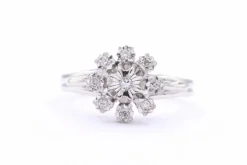 Bague Années 70 en or blanc sertie de diamants