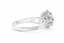 Bague Années 70 en or blanc sertie de diamants