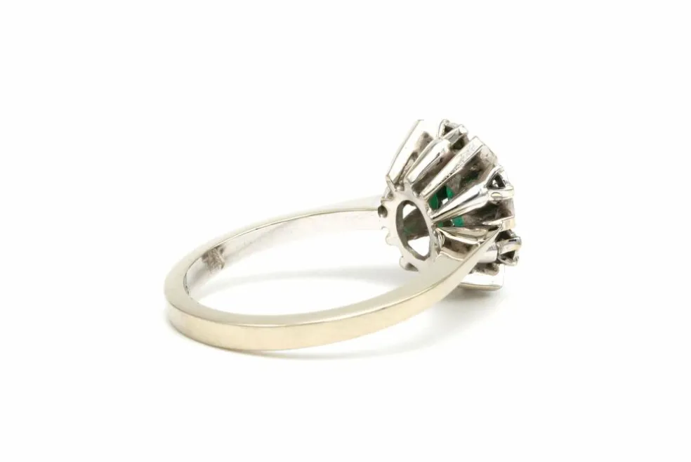 Bague Années 70 en or blanc 18 carats sertie d'une émeraude et de diamants