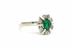Bague Années 70 en or blanc 18 carats sertie d'une émeraude et de diamants