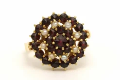 Bague Années 50 en or jaune 18 carats sertie de grenats et de perles
