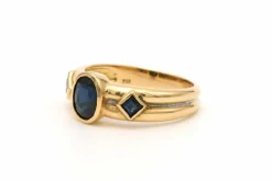 Bague Années 70 en or jaune et blanc 18 carats sertie de saphirs