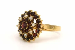 Bague Années 50 en or jaune 18 carats sertie de grenats et de perles