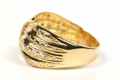 Bague Années 70 en or jaune sertie de diamants