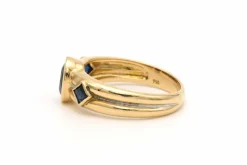Bague Années 70 en or jaune et blanc 18 carats sertie de saphirs