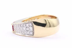 Bague Années 70 en or jaune sertie de rubis et de diamants