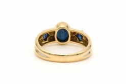 Bague Années 70 en or jaune et blanc 18 carats sertie de saphirs
