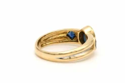 Bague Années 70 en or jaune et blanc 18 carats sertie de saphirs