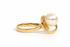 Bague Années 70 en or jaune 18 carats sertie d'une perle