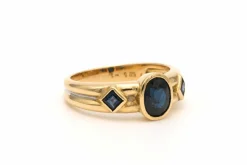 Bague Années 70 en or jaune et blanc 18 carats sertie de saphirs