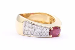 Bague Années 70 en or jaune sertie de rubis et de diamants