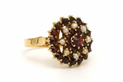 Bague Années 50 en or jaune 18 carats sertie de grenats et de perles