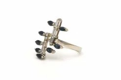 Bague années 70 or blanc, saphirs, diamants