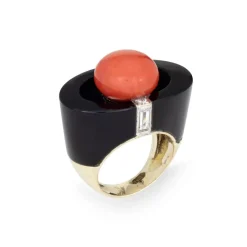 Bague années '50 or jaune, corail, onyx, diamant