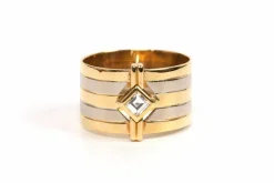 Bague Années 70 or jaune et blanc, diamant taille baguette