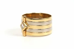 Bague Années 70 or jaune et blanc, diamant taille baguette