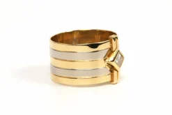 Bague Années 70 or jaune et blanc, diamant taille baguette