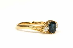 Bague Années 70 or jaune saphir diamants