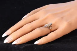 Bague antique à double serpent avec diamants et rubis des années 1900