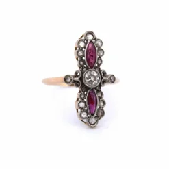 BAGUE ANTIQUE - OR JAUNE ET BLANC - DIAMANTS ET RUBIS