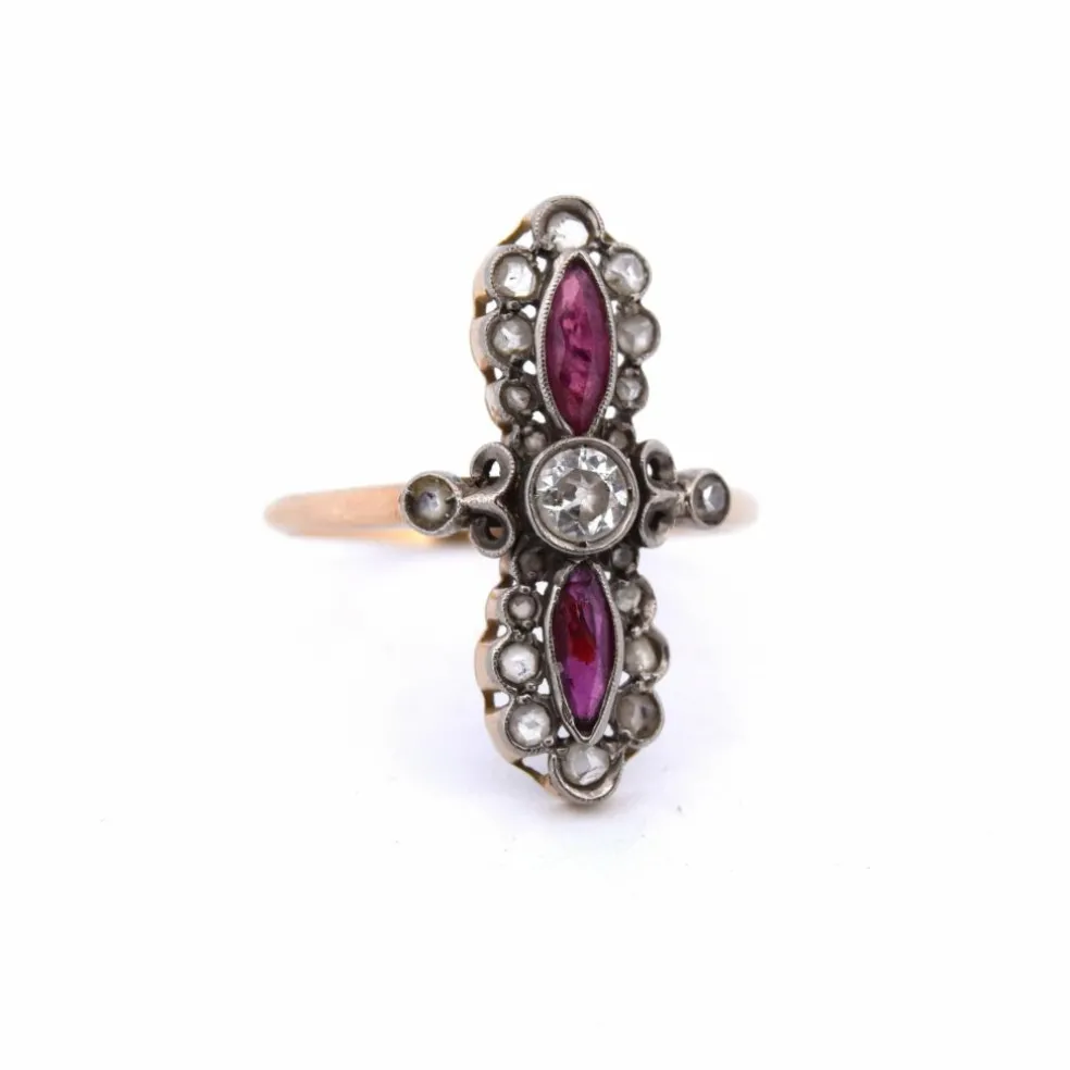 BAGUE ANTIQUE - OR JAUNE ET BLANC - DIAMANTS ET RUBIS