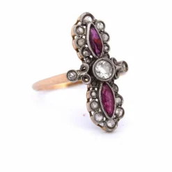 BAGUE ANTIQUE - OR JAUNE ET BLANC - DIAMANTS ET RUBIS