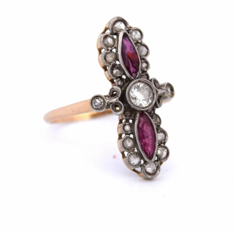 BAGUE ANTIQUE - OR JAUNE ET BLANC - DIAMANTS ET RUBIS