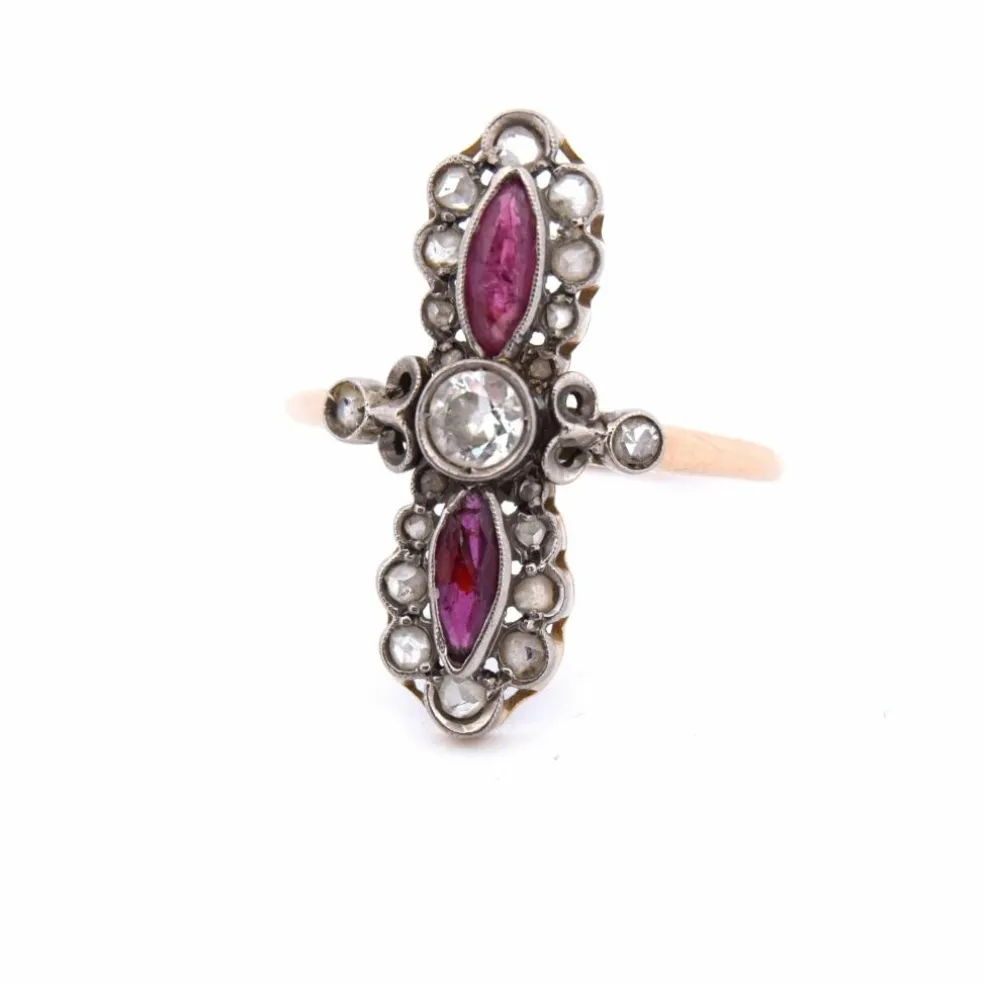 BAGUE ANTIQUE - OR JAUNE ET BLANC - DIAMANTS ET RUBIS