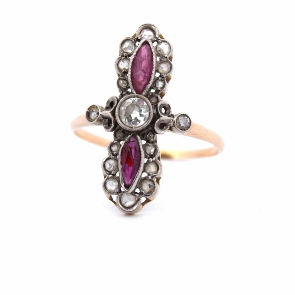 BAGUE ANTIQUE - OR JAUNE ET BLANC - DIAMANTS ET RUBIS