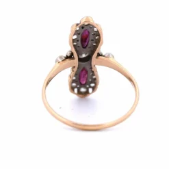 BAGUE ANTIQUE - OR JAUNE ET BLANC - DIAMANTS ET RUBIS