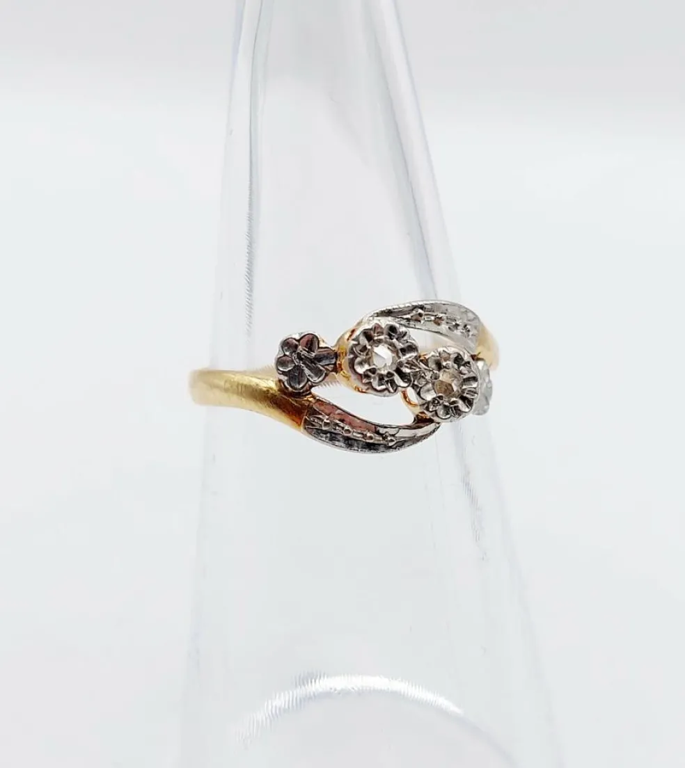 Bague antique or jaune diamant taille roses et monture à enroulement (circa 1900)