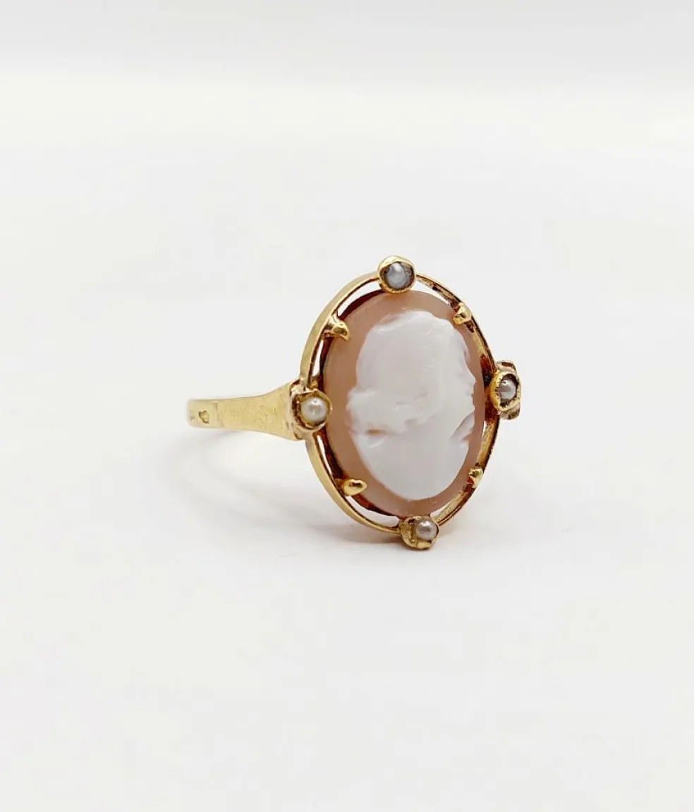 Bague antique or jaune 18k camée sur coquille et de petites perles