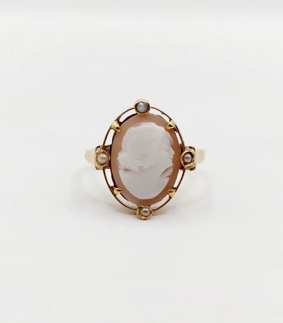 Bague antique or jaune 18k camée sur coquille et de petites perles