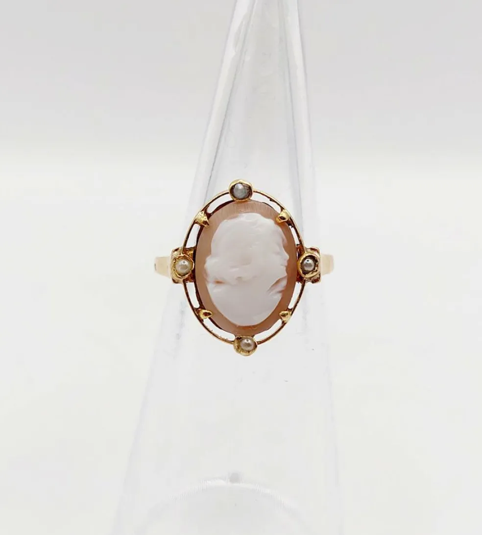 Bague antique or jaune 18k camée sur coquille et de petites perles