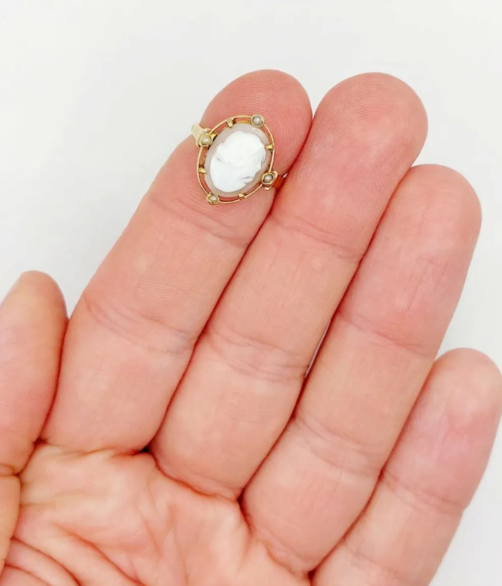 Bague antique or jaune 18k camée sur coquille et de petites perles
