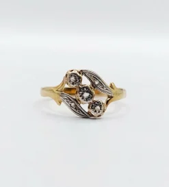 Bague antique or jaune ornée de diamants taillés en roses dans une monture à enroulement