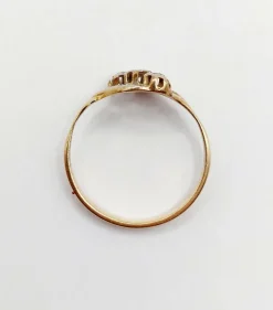 Bague antique or jaune ornée de diamants taillés en roses dans une monture à enroulement