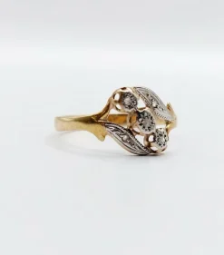 Bague antique or jaune ornée de diamants taillés en roses dans une monture à enroulement